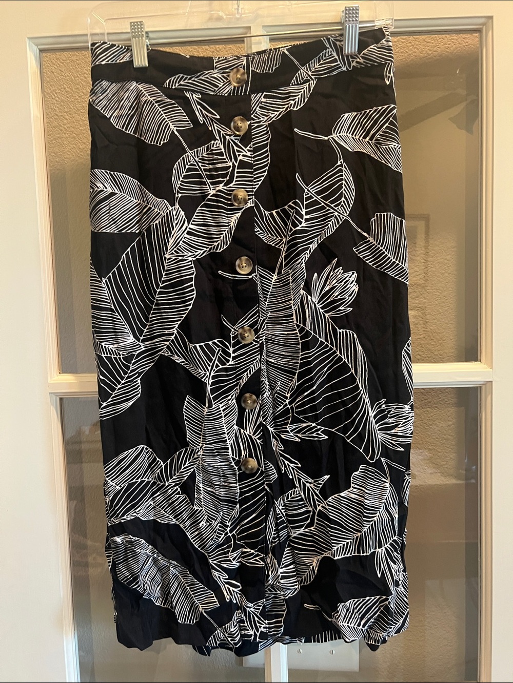 Express Black and White Leaf-Print Button-Front Midi Skirt